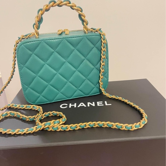 Chanel 22A Vanity Case – 2022 Limited Edition Green | Lambskin | With Box & Rece - Picture 2 of 5